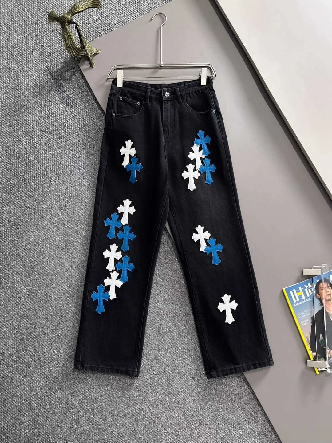 🅿️400 Croxin 2025 summer loose wide-leg jeans straight trousers, the trend in the trend! Many fashion bloggers control the upper body. The water is woven from imported Japanese Denim plain cotton denim fabric. It has three standards, is soft, delicate, comfortable and breathable. The color has a modern and fashionable vicissitudes. The upper body is versatile and fashionable! Light luxury, a must-have item for daily commuting! Size: S-3XL (please state your height and weight when placing an order)